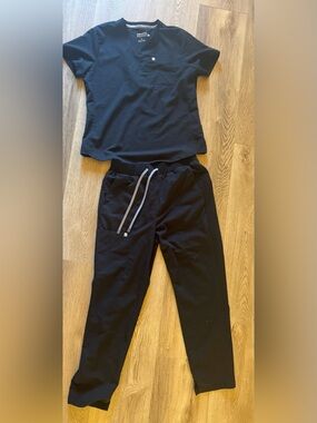 Fabletics black scrub set size medium top, sz med- short bottoms